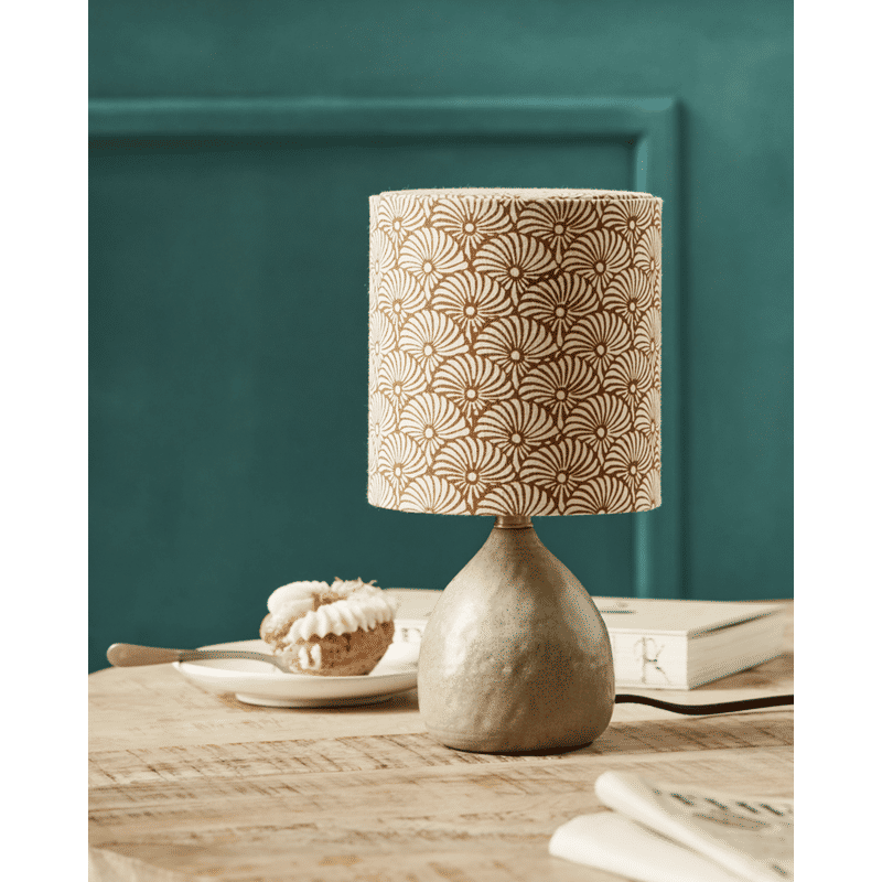 Lámpara de mesa House Doctor Flores, arena