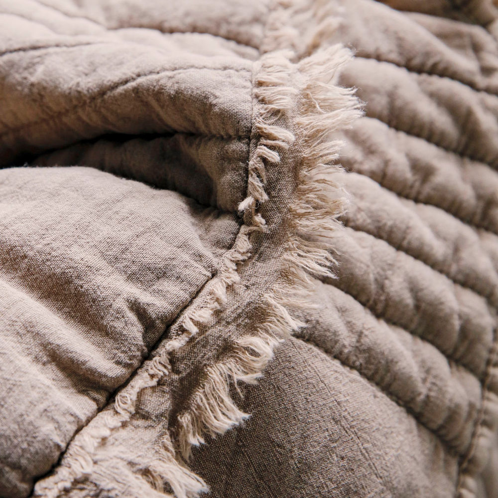 Courtepointe House Doctor, volants, brun clair