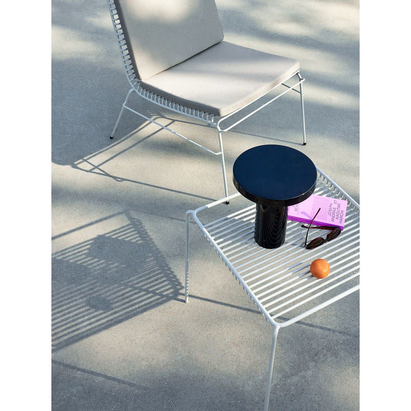 Mesa auxiliar Hübsch String, gris claro