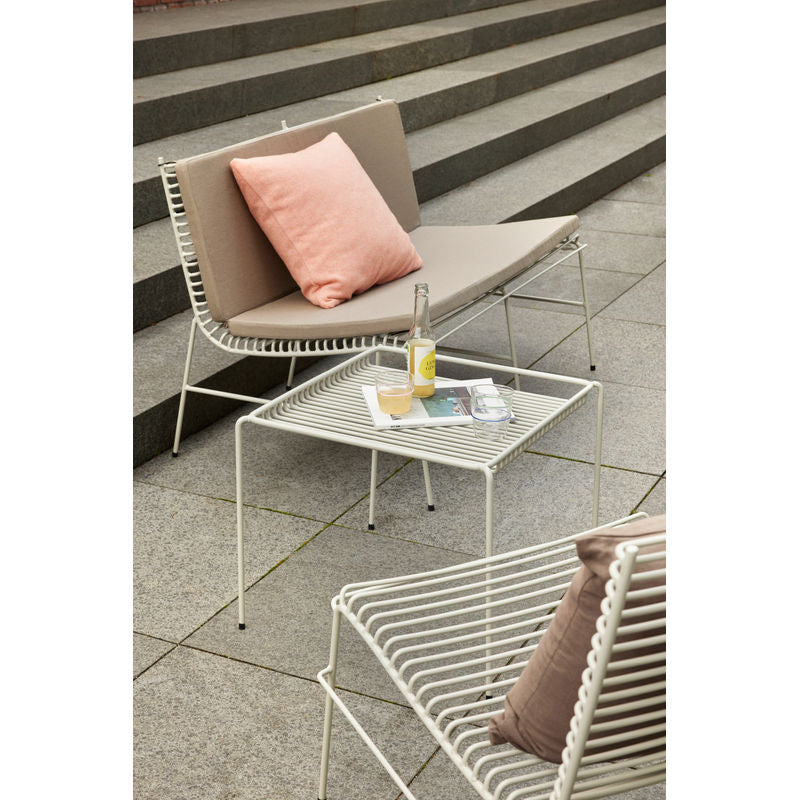 Mesa auxiliar Hübsch String, gris claro