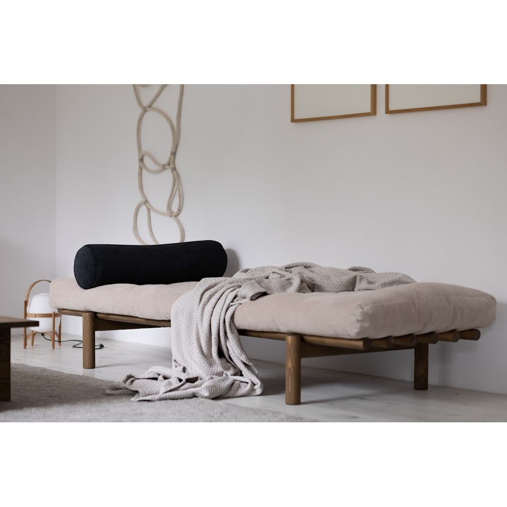 Karup Design SIGUIENTE DAYBED CAROB MARRÓN LACADO W. COLCHÓN DE 4 CAPAS MIXTO MARFIL