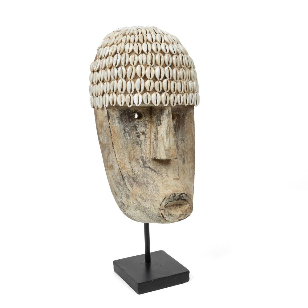 Bazar Bizarre The Cowrie Mask a pie-Mediano